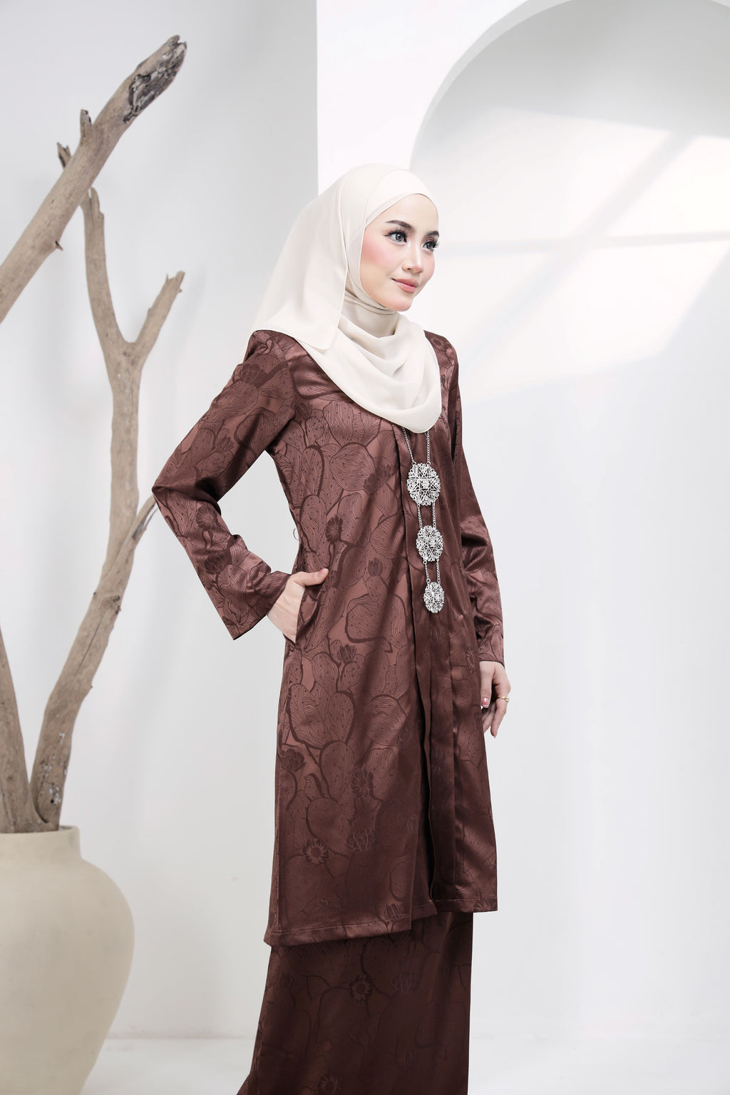 KEBAYA NAURA EXCLUSIVE - KNE-304 ( RICH BROWN )