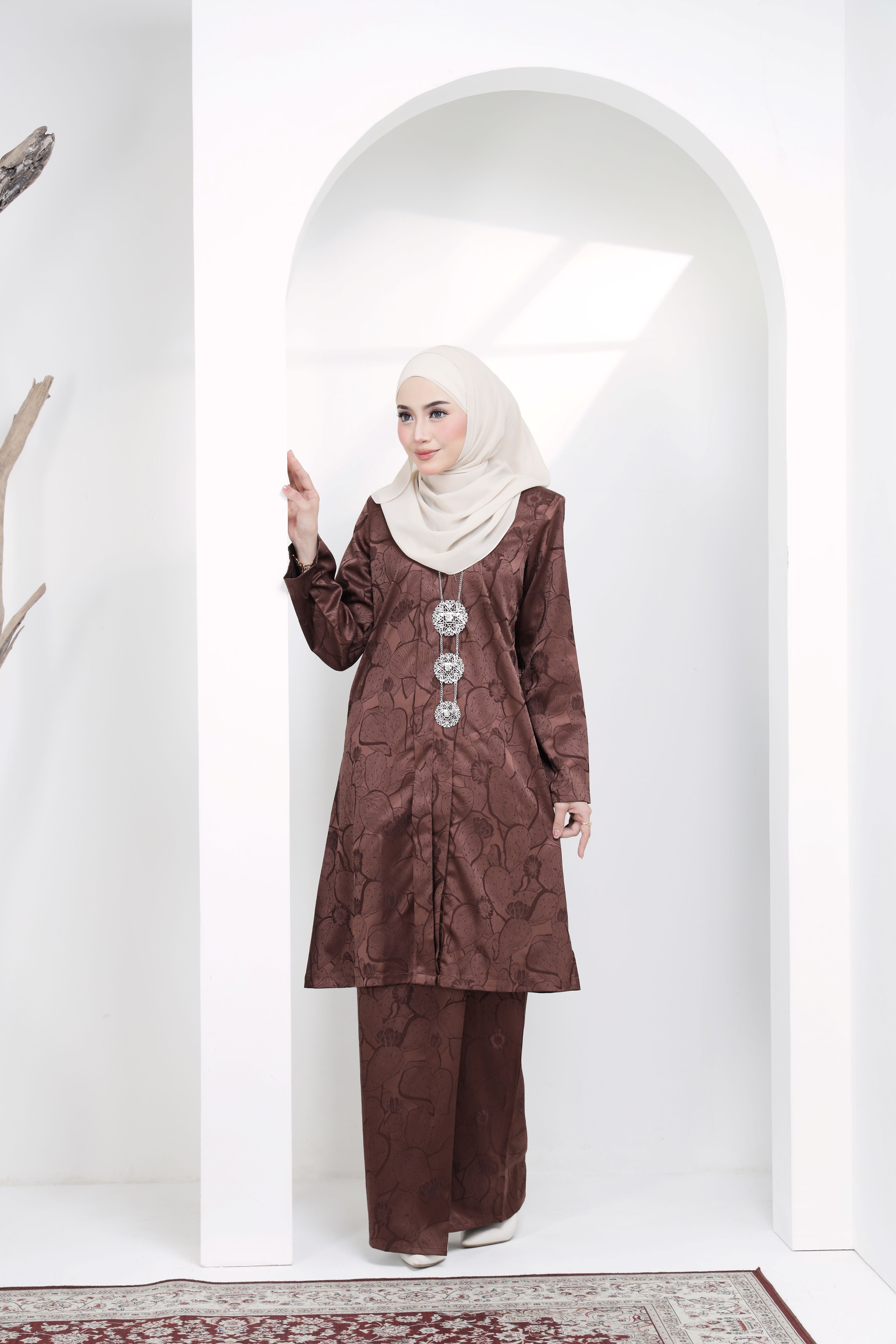 KEBAYA NAURA EXCLUSIVE - KNE-304 ( RICH BROWN )